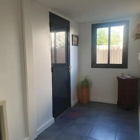 Au Rez-de-chaussee D'une Maison Apartment *
