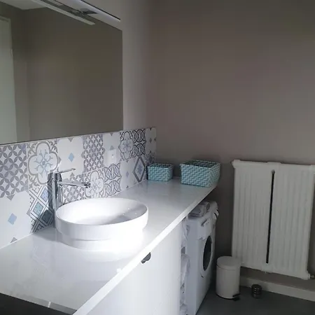 Au Rez-de-chaussee D'une Maison Apartment *