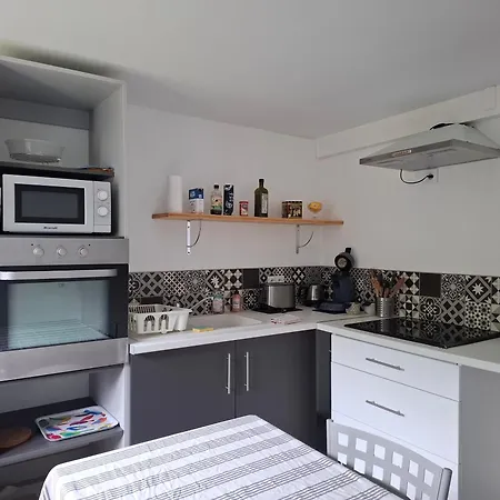 Au Rez-de-chaussee D'une Maison Apartment Pessac