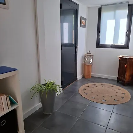 Au Rez-de-chaussee D'une Maison Apartment