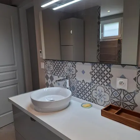 Au Rez-de-chaussee D'une Maison Apartment