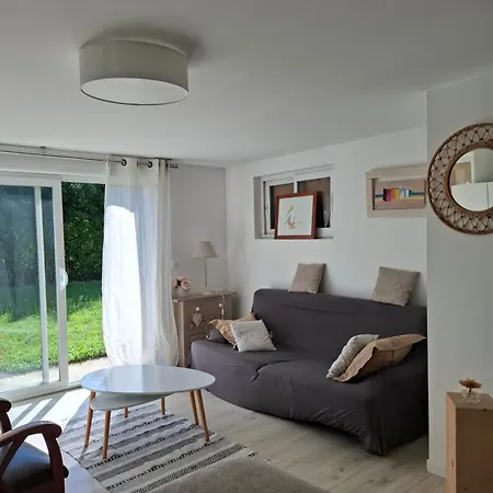 Apartment Au Rez-de-chaussee D'une Maison *