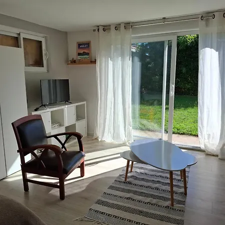 Au Rez-de-chaussee D'une Maison Apartment *
