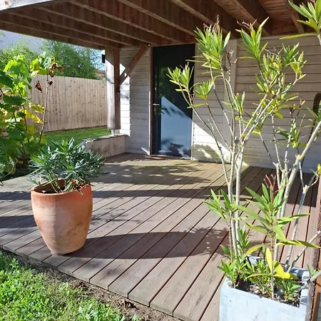 Au Rez-de-chaussee D'une Maison Apartment