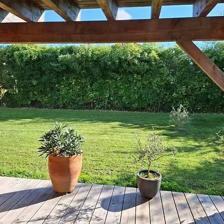 Au Rez-de-chaussee D'une Maison Apartment Pessac